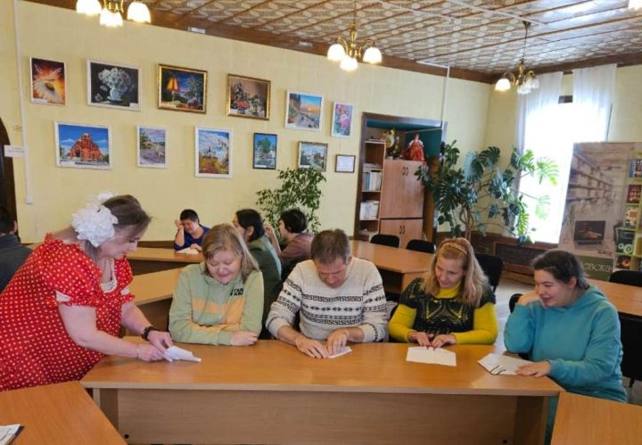 В Лаишевской библиотеке жителей Лаишевского района познакомили с историей Дня защитника Отечества
