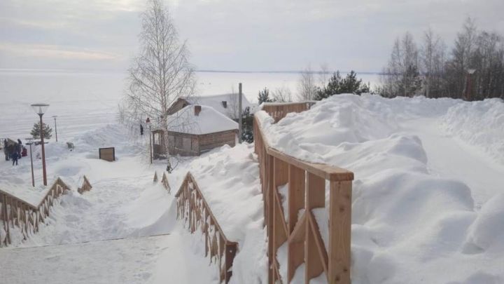 На конкурсе рыбаков на берегу Камы, под зимним небом поет Александр Агеев: «Будет небесам жарко»