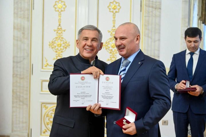 Главе КФХ из Лаишевского района Радику Вафину диплом лауреата государственной премии РТ вручил Рустам Минниханов