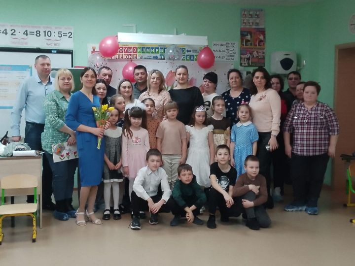 В Нармонской школе Лаишевского района в один день поздравили мам, пап и бабушек