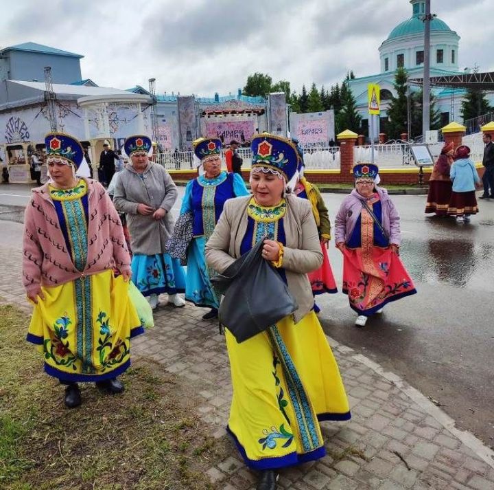 Несмотря на дождь, на Каравон прибывают участники и гости