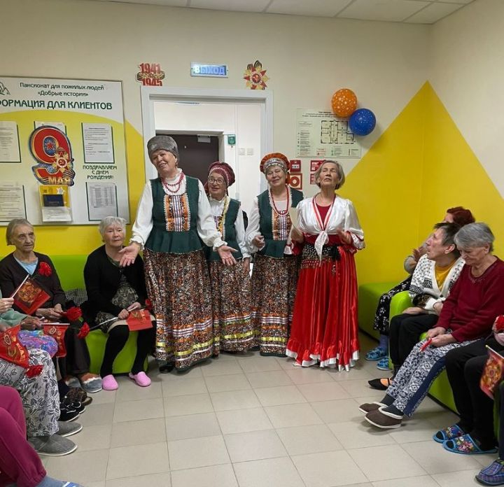 Лаишевские творческие коллективы поздравили жильцов центра «Добрые истории» с наступающим 9 Мая