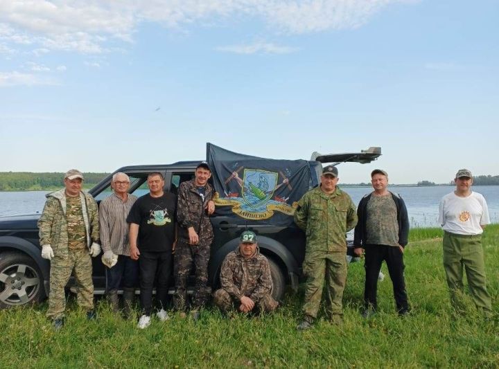 В День России Рыболовное братство г. Лаишево вышло на уборку прибрежной полосы реки Меша