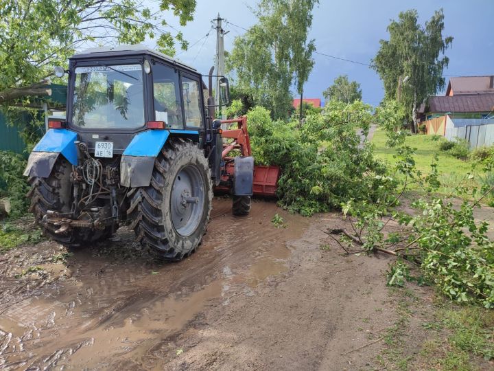 Ураганный ветер и проливной дождь не на шутку испугали жителей и гостей Лаишева