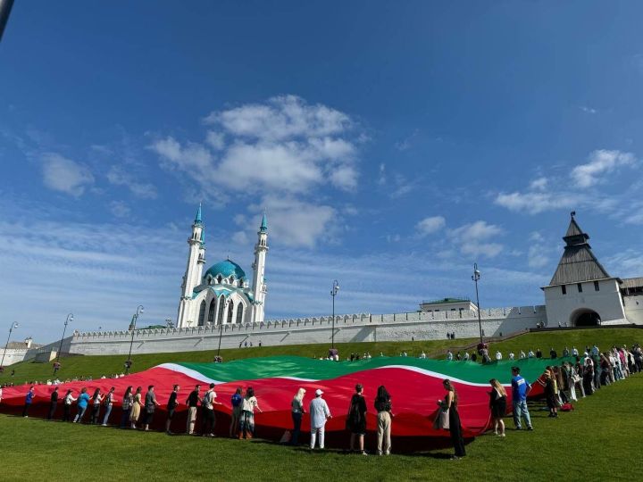 В Казани более 200 человек развернули флаг Татарстан размером 50 на 25 метров