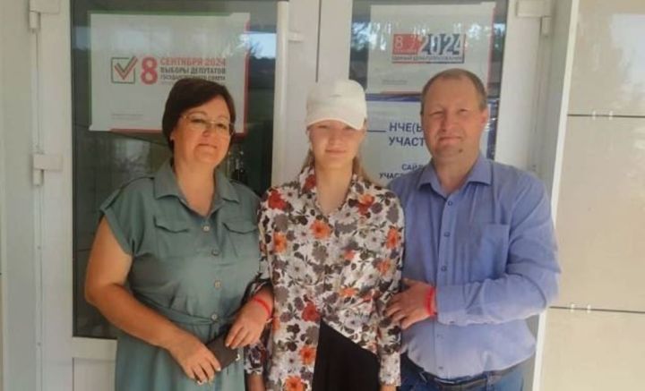 Главный редактор газеты «Камская новь» Денис Суханов пришел на избирательный участок с супругой и дочерью