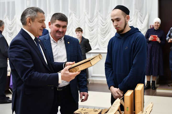 Выставка достижений жителей Малоелгинского сельского поселения прошла в рамках встречи с руководителями района