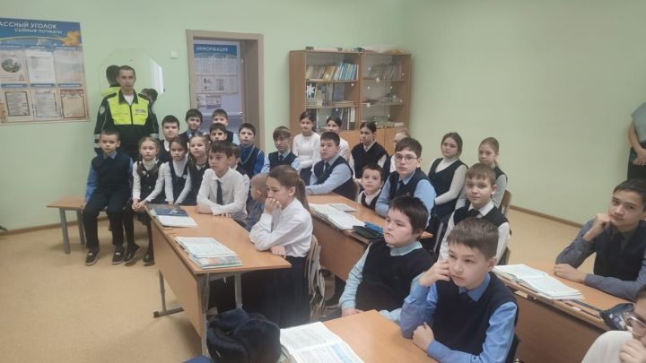 Сотрудник ГАИ встретился с учениками двух школ Лаишевского района