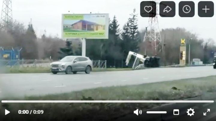 Авария на въезде в Казань: фура перевернулась, образовалась пробка