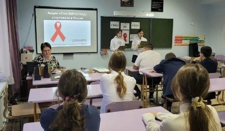 Активисты Лаишевского района организовали акцию «Красная лента»