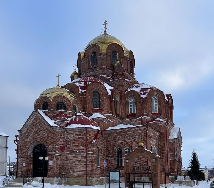 В православных храмах проводится Божественная литургия