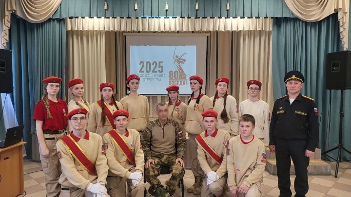 Участник СВО открыл Год защитника Отечества в Лаишевской школе № 2