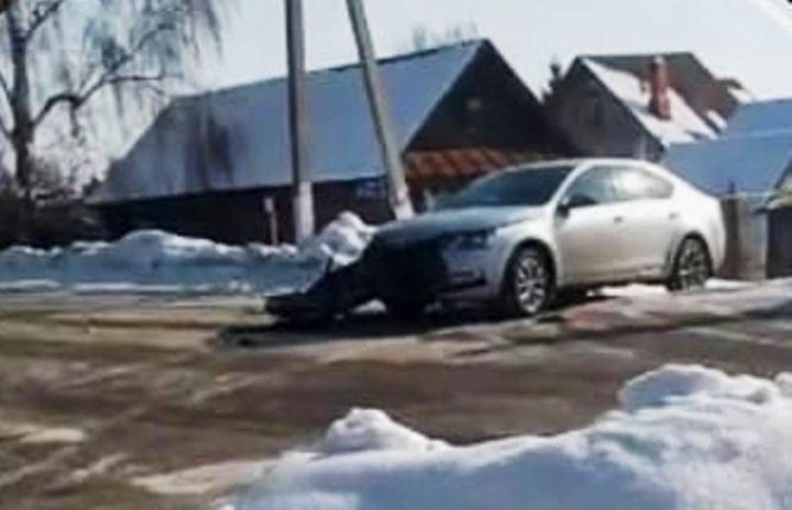 В Лаишево легковушке снесли бампер