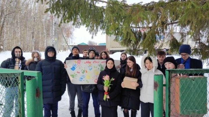 Лаеш районының сигезенче сыйныф укучылары больничныйда булган сыйныф җитәкчесенә сюрприз ясадылар
