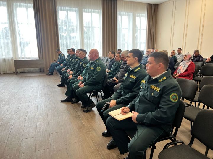 В Пестречинском районе прошло совещание, посвящённое подготовке к предстоящим пожароопасному и лесокультурному сезонам 2025 года.