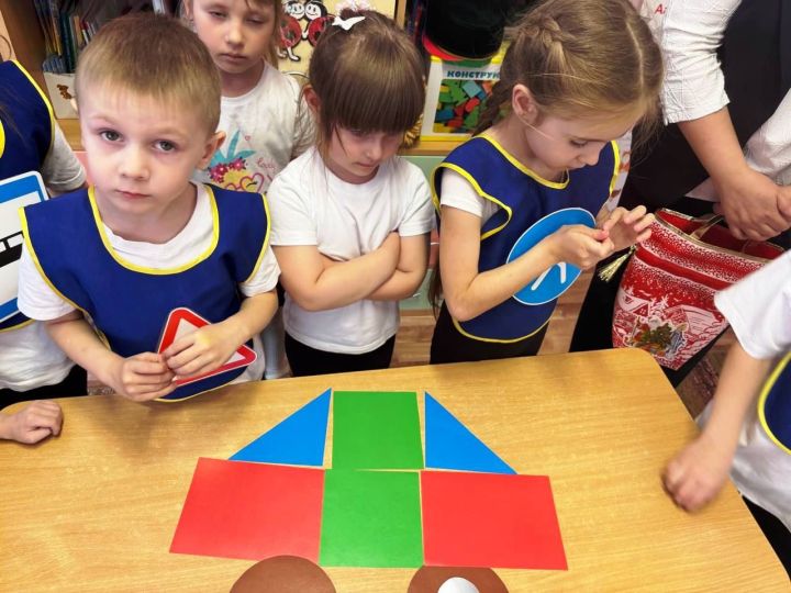 В детском саду «Ласточка»  юные знатоки ПДД раскрыли секреты безопасной дороги