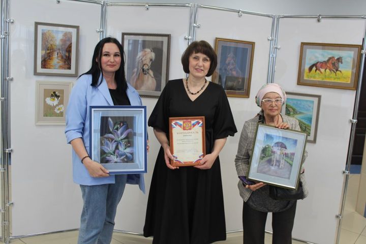 Лаишевская художница Ольга Довбыш провела третью выставку своих картин «Отражение»