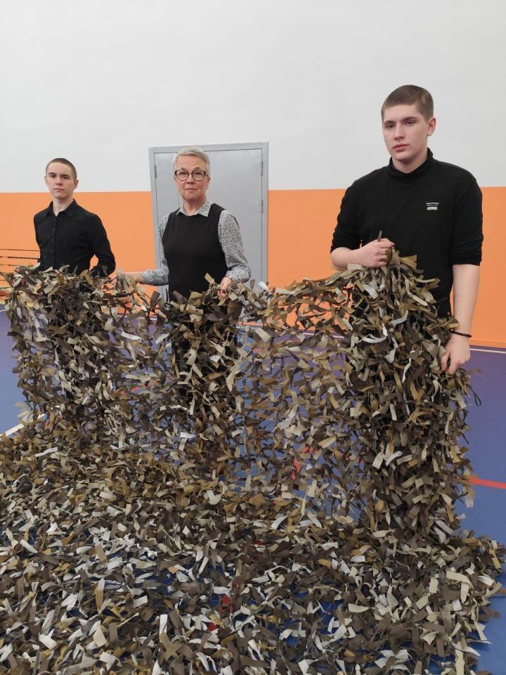 Школьники из села Песчаные Ковали сплели «невидимку» для героев