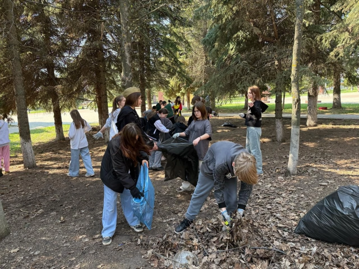 Ученики гимназии № 1 участвуют во Всероссийской акции «Первомай».