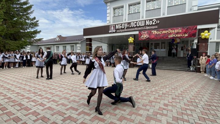 Последний звонок прозвенел в Лаишевской школе №2