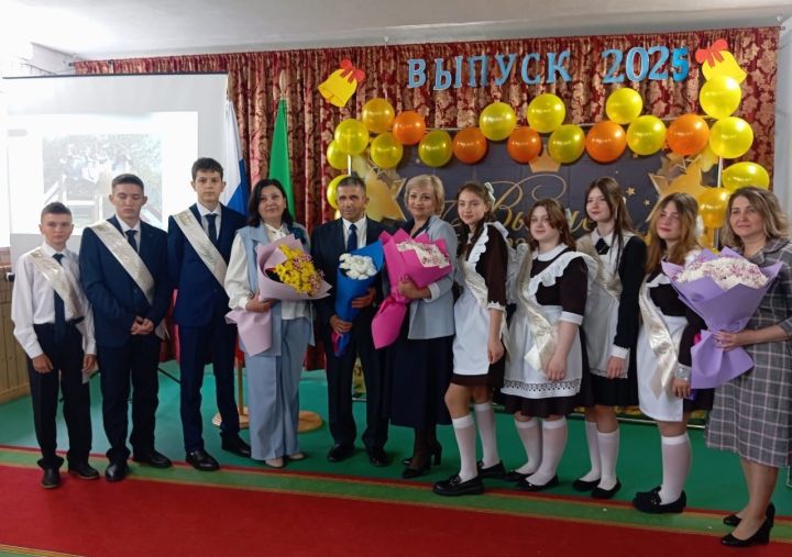 Выпускников Лаишевского района поздравили с окончанием школы