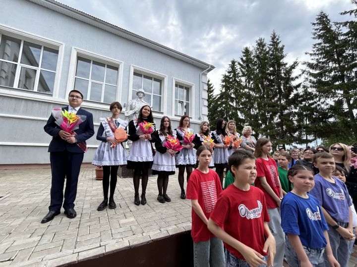 Последний звонок прозвенел в Лаишевской школе №2