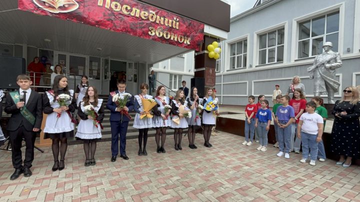 Последний звонок прозвенел в Лаишевской школе №2