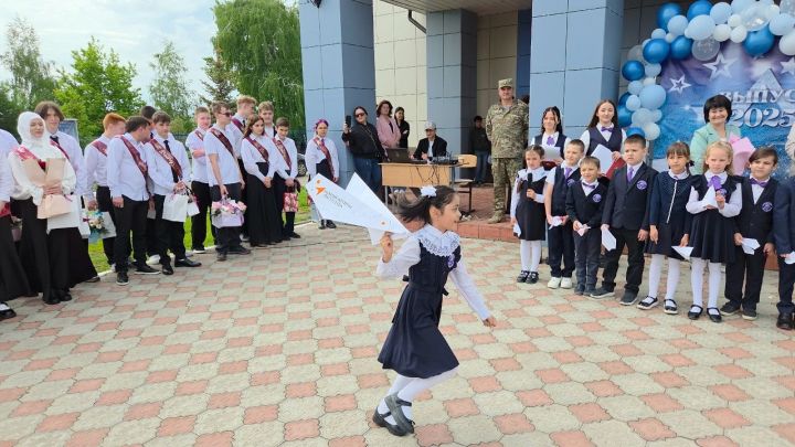 В Лаишевском районе к Последнему звонку провели акцию «Самолетик будущего»