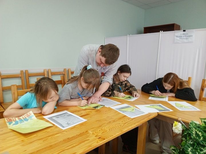 Лаишевские дети написали письма-треуголки участникам СВО