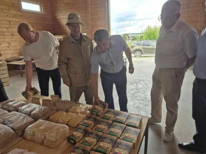 Лаеш районы башлыгы Илдус Зарипов берничә фермер хуҗалыгында булды