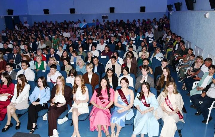 Лаеш районы мәктәпләрен тәмамлаучыларга аттестатлар тапшырылды