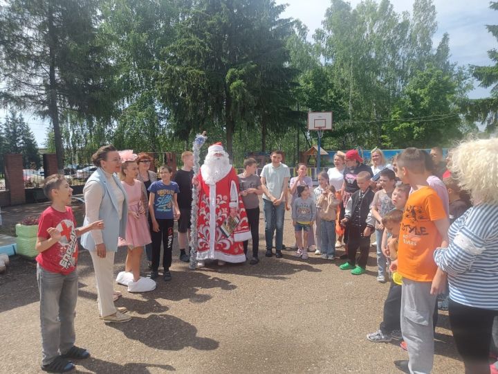 В первый летний праздник в гости к юным лаишевцам пришел Дедушка Мороз
