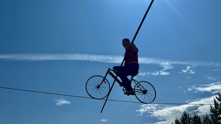 Невероятное шоу на Сабантуе: канатоходцы покорили Лаишево!