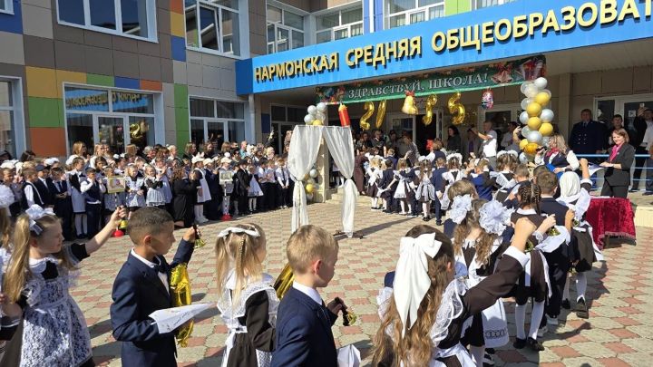 Белем көнендә Лаеш районында җәй көне агрофирмада эшләгән балаларны бүләкләделәр