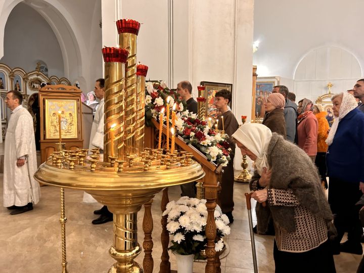 Лаишевские храмы встретили Рождество Христово торжественными богослужениями