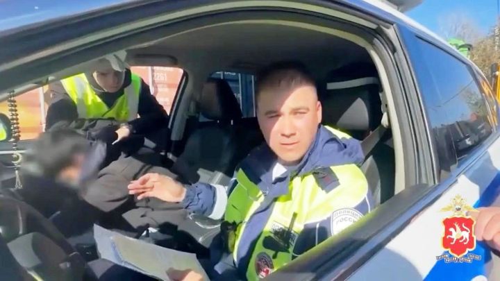 Салонда балалар булган автомобиль белән яшүсмер юл-патруль хезмәтеннән качарга тырышкан