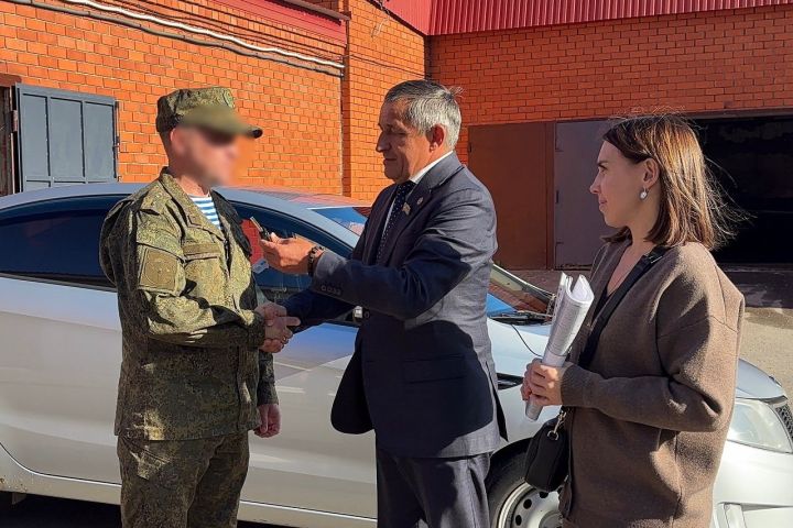 Глава Лаишевского района Ильдус Зарипов передал автомобиль для участников СВО