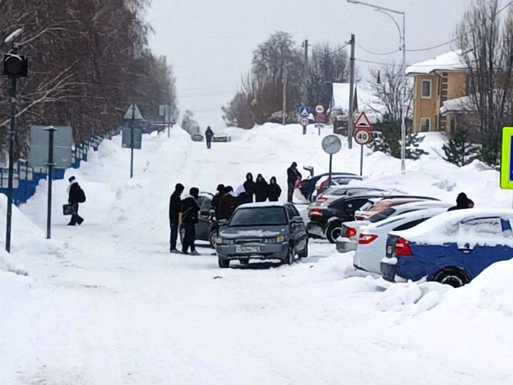 Сегодня в Лаишеве столкнулись два автомобиля марки Lada