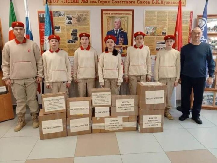 Сугышчылар оекбашлар, хатлар, техника һәм күңелгә җылы биргән «без сезне онытмадык» сүзләрен алдылар