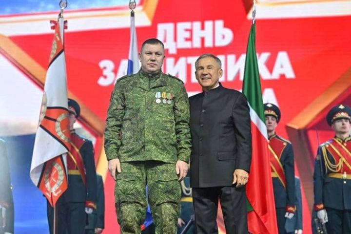 Лаеш районыннан МХО катнашучысы Владимир Юрьевич Гаревский Татарстан Рәисе Рөстәм Миңнехановтан медаль алды