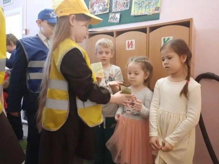 Орел мәктәбенең ЮИД отряды мәктәпкәчә яшьтәге балалар өчен юл хәрәкәте куркынычсызлыгы акциясе уздырды