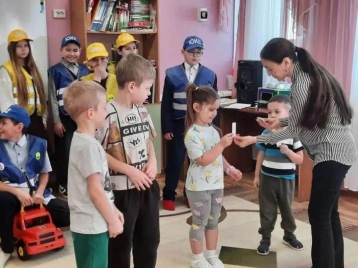 Орел мәктәбенең ЮИД отряды мәктәпкәчә яшьтәге балалар өчен юл хәрәкәте куркынычсызлыгы акциясе уздырды