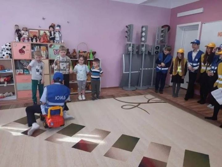 Орел мәктәбенең ЮИД отряды мәктәпкәчә яшьтәге балалар өчен юл хәрәкәте куркынычсызлыгы акциясе уздырды