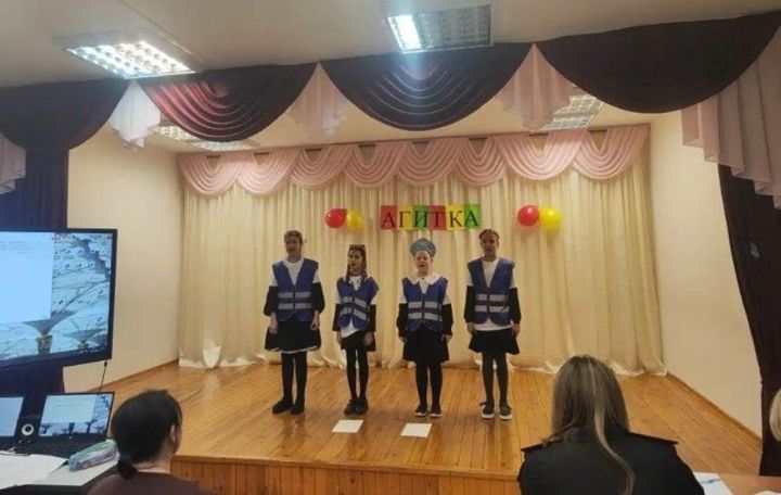 Пәрәү мәктәбендә ЮИД конкурсы: иң яхшы агитбригадалар аталды