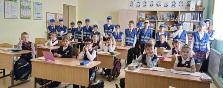 «Куркынычсыз юл» ЮИД отряды беренче сыйныфларны фликерлар ярдәмендә гомерне сакларга өйрәтте