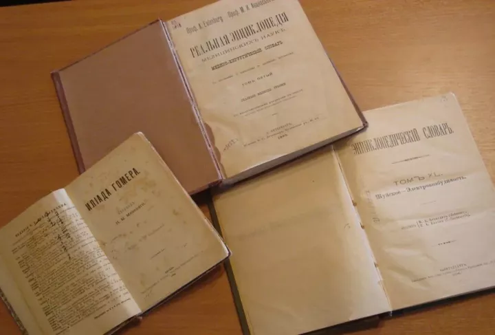 Страницы, которым больше века: самая старая книга Лаишевской библиотеки