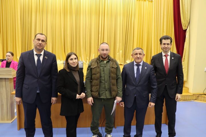 Участнику СВО из Лаишевского района вручили ключи от автомобиля