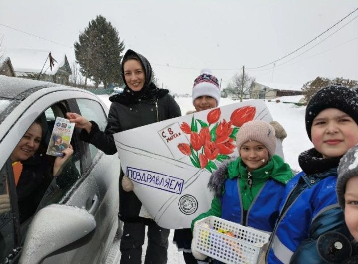 «Весенний букет безопасности»: ЮИД и «Первые» поздравили женщин-водителей с 8 Марта