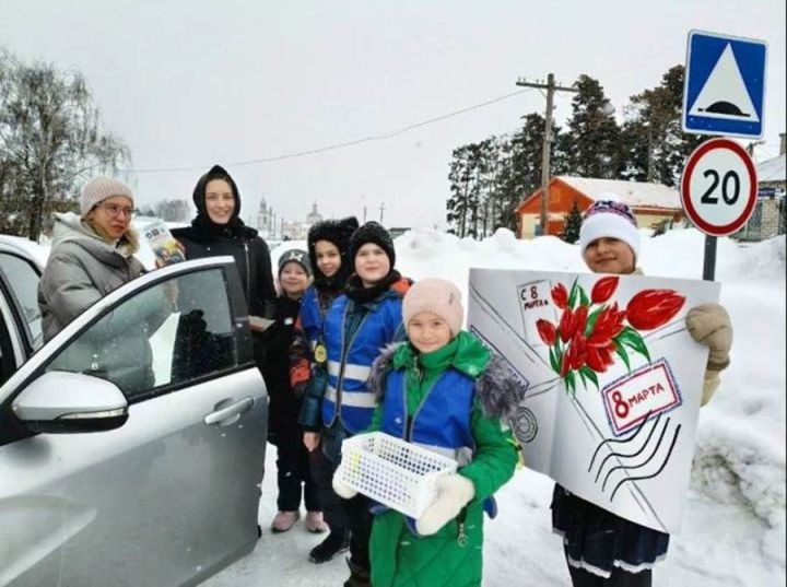 «Язгы куркынычсызлык чәчәк бәйләме» : ЮИД һәм «Беренчеләр» машина йөртүче хатын-кызларны 8 Март белән котлады