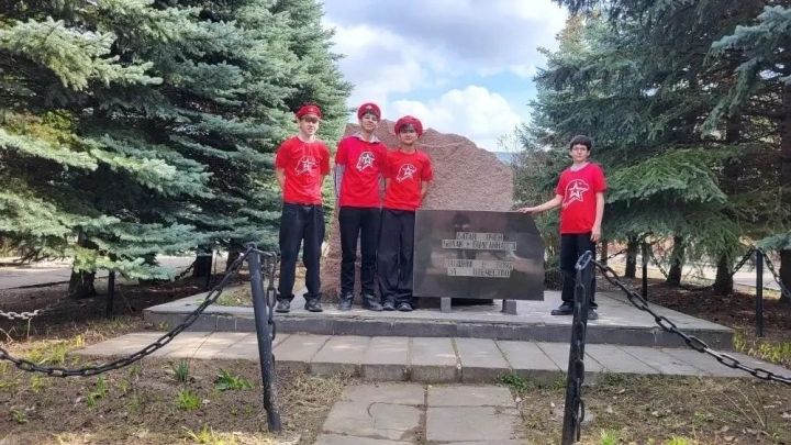 Юнармейцы Габишевской школы провели субботник у мемориала героям Великой Отечественной войны